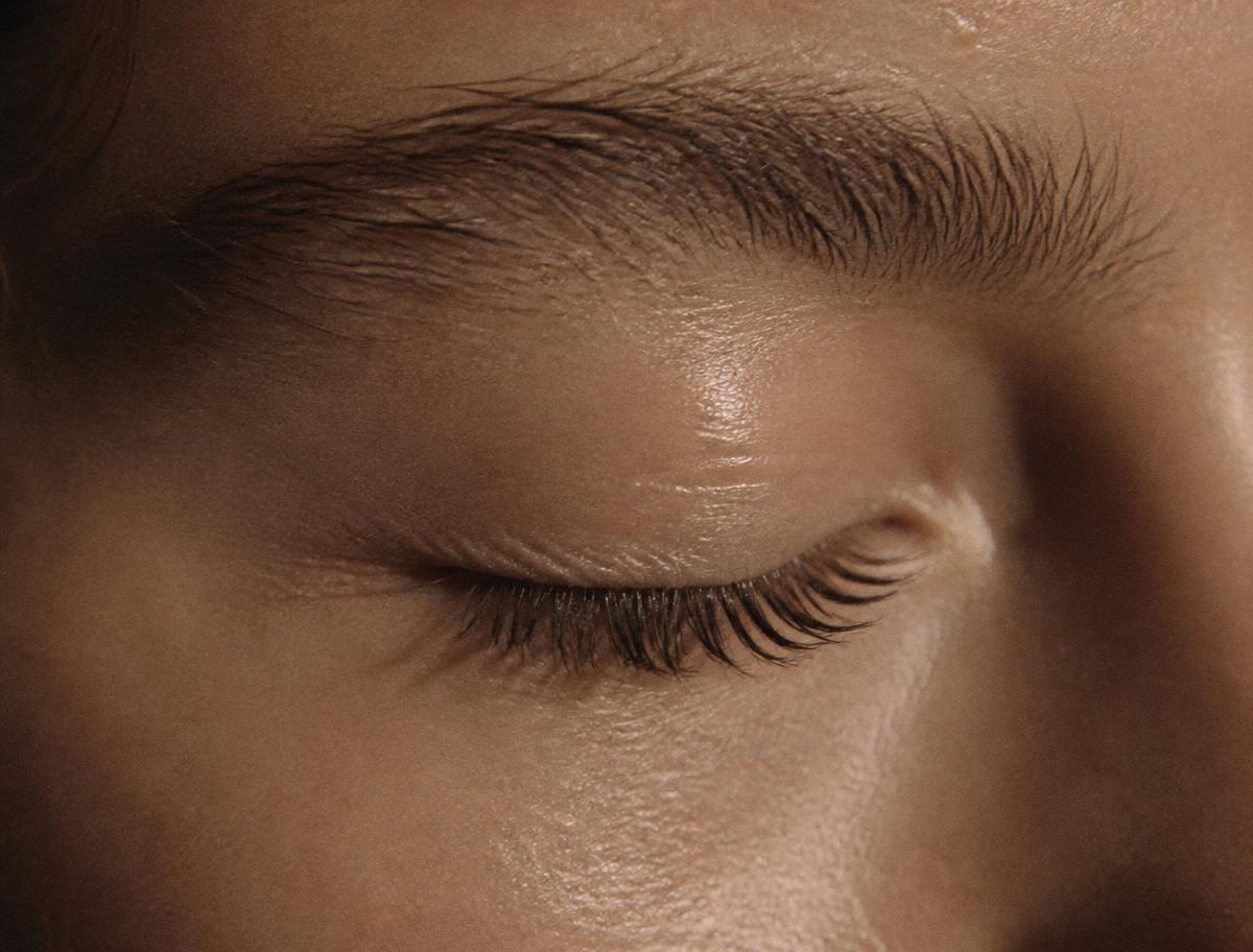Lifted natural lashes, close crop